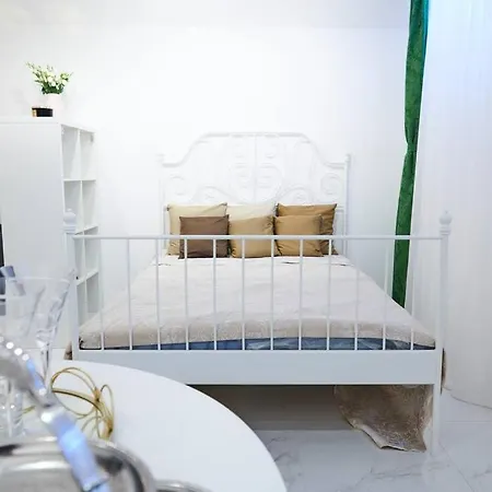 White Bliss Hideaway Apartment *