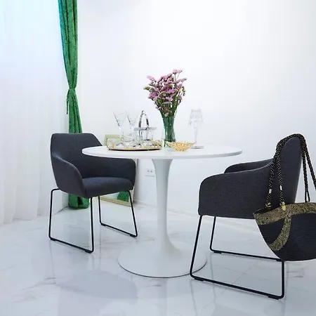 White Bliss Hideaway Apartment